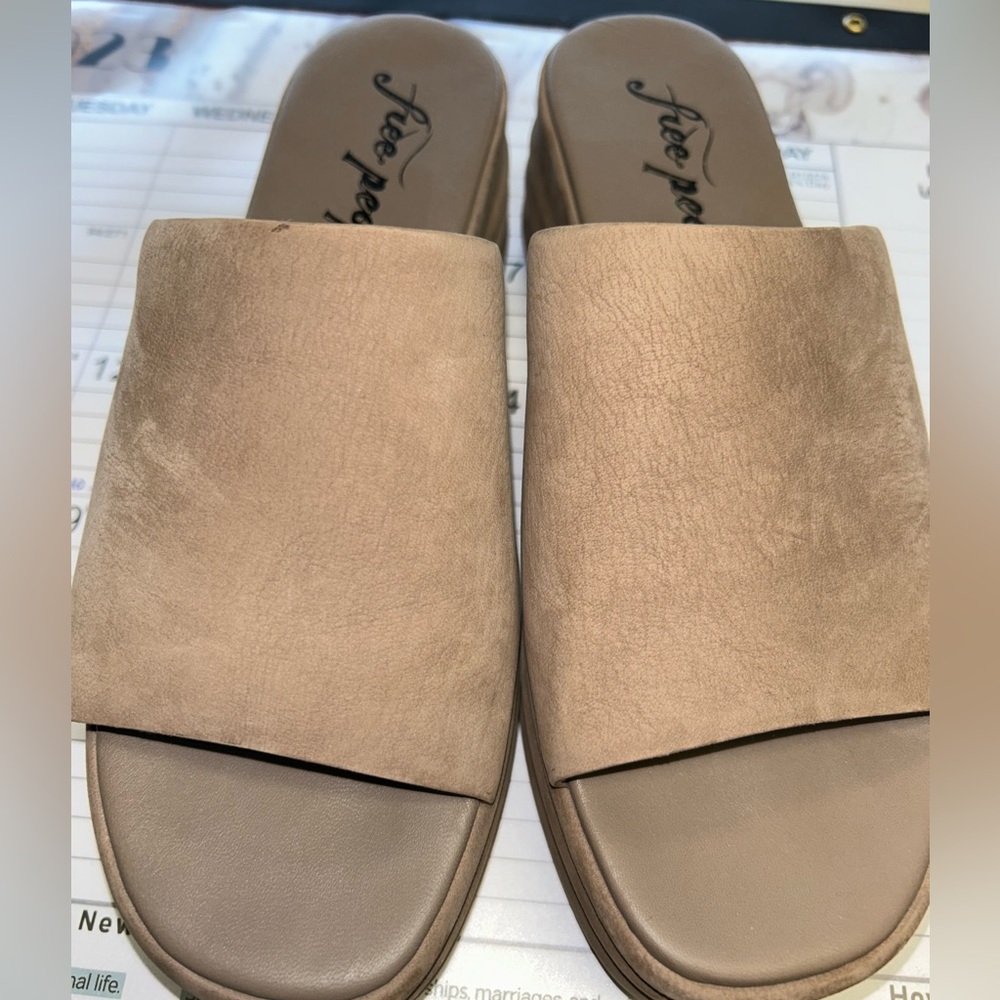 Free People Harbor Flatform Slide Sandal (Sz 9.5) Color: Taupe